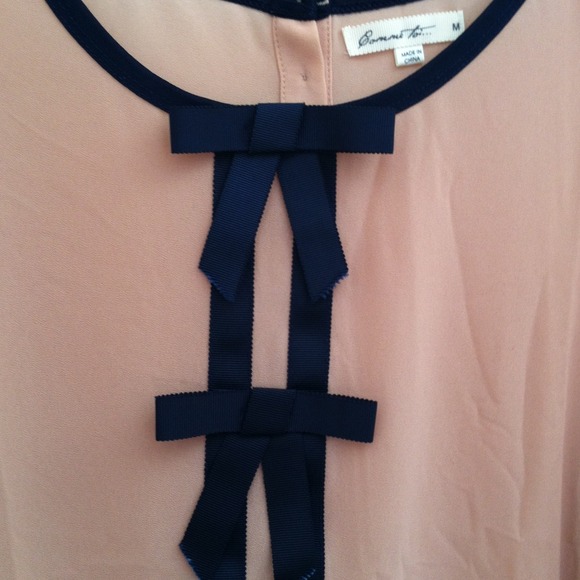 Vintage-inspired bow blouse - Picture 3 of 4