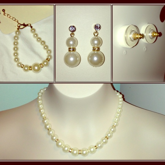 Jewelry - Inspired Pearl w/ Rhinestone design Set