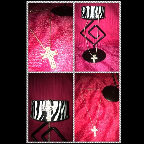 Beautiful Crystal Cross Fashion Necklace✨💎