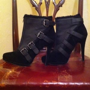 👇REDUCED!👇Black 4" Faux Leather/Fur Trim Booties