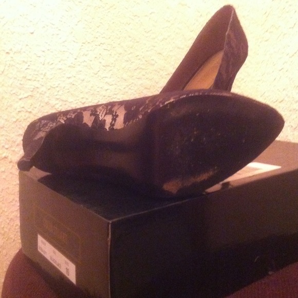 Colin Stuart Lace Pumps - Picture 3 of 4