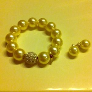 Pearl bracelet and pair of pearl ear rings