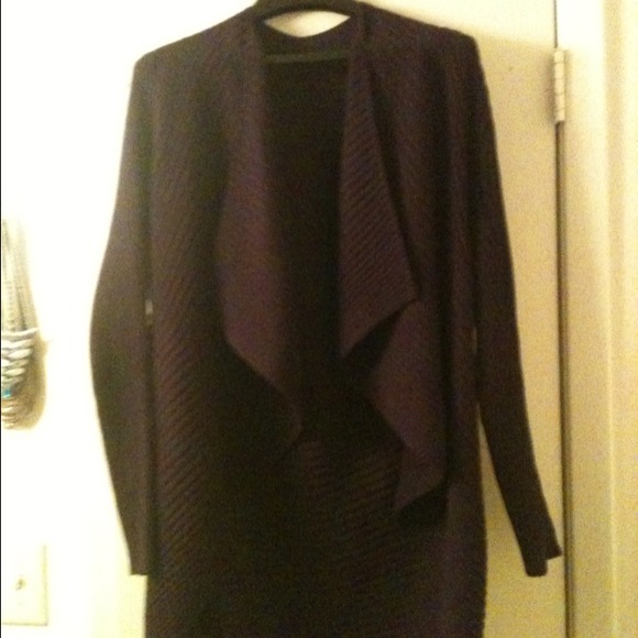 Open front cabel knit sweater.