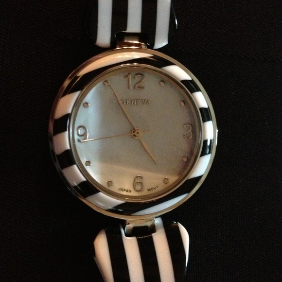 Geneva Accessories - NEW CHIC BLK/WHITE WATCH. SASSY SUZ'S BOUTIQUE!