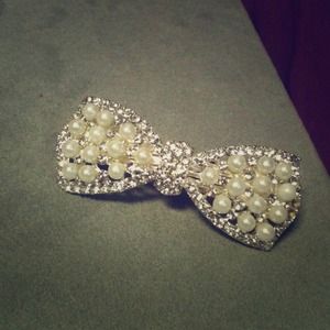 Pearl hair bow clip