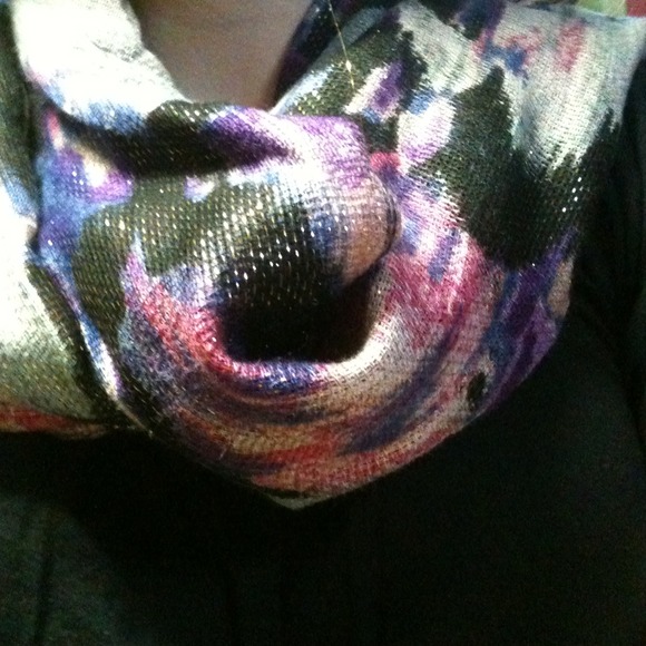 Multi colored scarf - Picture 2 of 3