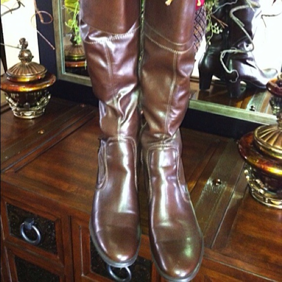 Etienne Aigner  💰SOLD💰 - Picture 2 of 4