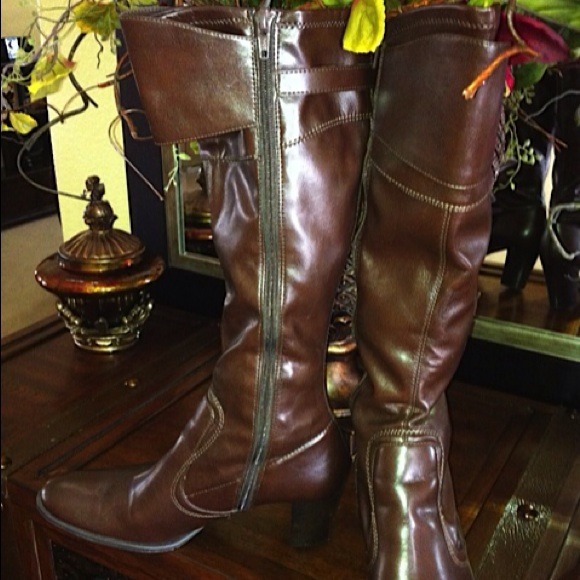 Etienne Aigner  💰SOLD💰 - Picture 3 of 4