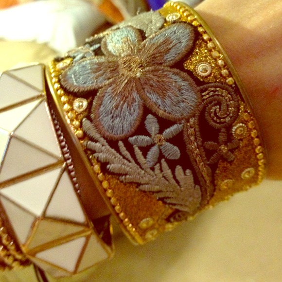 📦BUNDLED📦Gold Floral & Studded Cuff Bangle