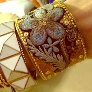 📦BUNDLED📦Gold Floral & Studded Cuff Bangle