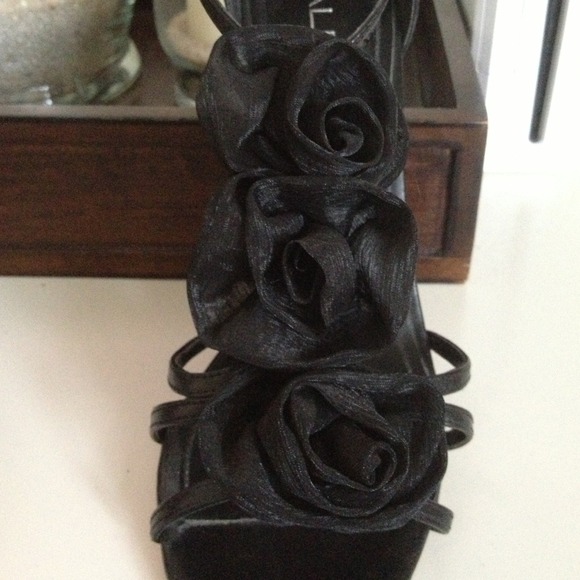 ⬇REDUCED!! Black ALDO heels with rosettes - Picture 2 of 4