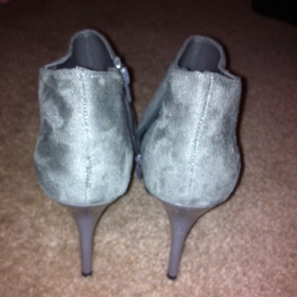 🔴SOLD🔴NEVER WORN gray suede ankle booties! - Picture 3 of 3