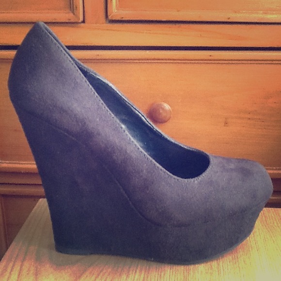 Black wedges