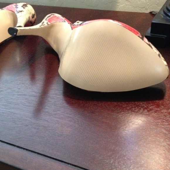 Size 9 - Picture 2 of 2