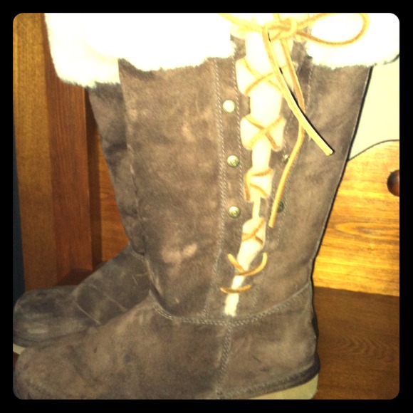 REDUCED! Like new Uggs! Size 6