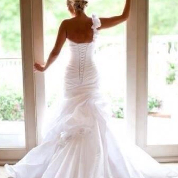 Wedding dress - Picture 2 of 4