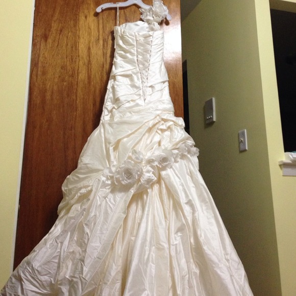 Wedding dress - Picture 3 of 4