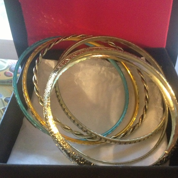 Set of 6 bangles NWOT
