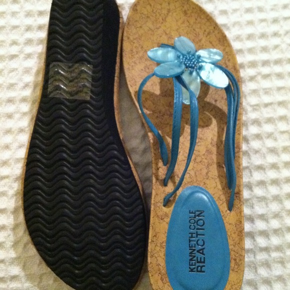 K. Cole Shell flip flops - Picture 3 of 3