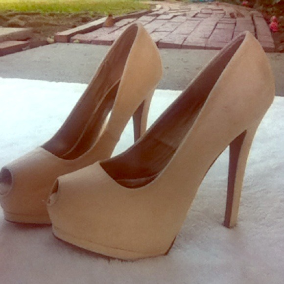 Tan tear drop toe opening heels 💗