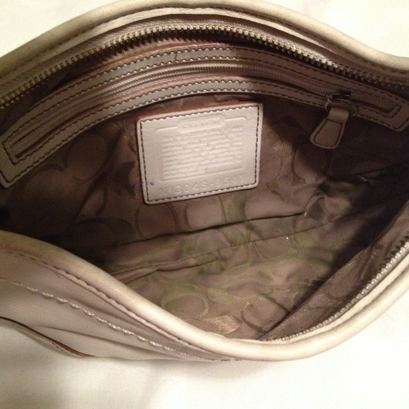 Authentic Small White Leather COACH bag - Picture 3 of 4