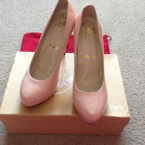 Gorgeous Flesh Colored Pumps with red soles