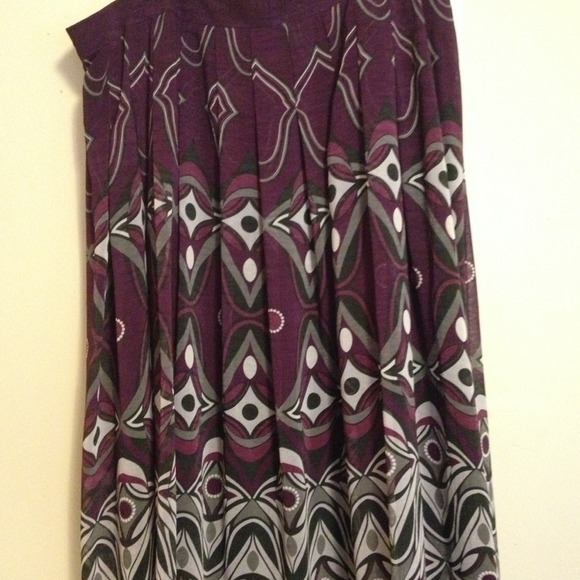 Purple, black and white skirt - Picture 4 of 4