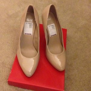 Gorgeous nude pumps by Elle