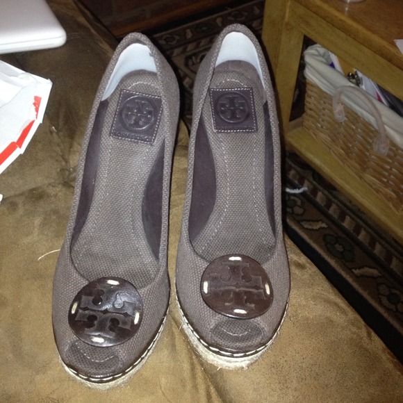 ***SOLD*****Tory burch wedges 8 brown