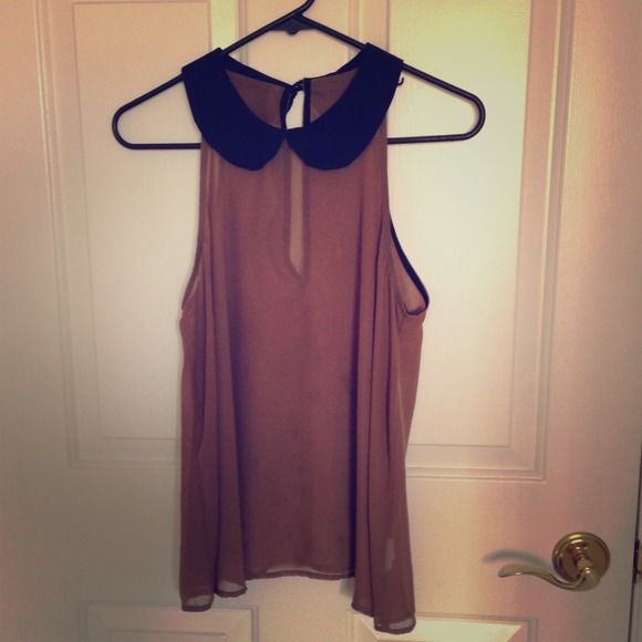 💥SOLD💥Brown tank with Peter Pan collar. Size M.