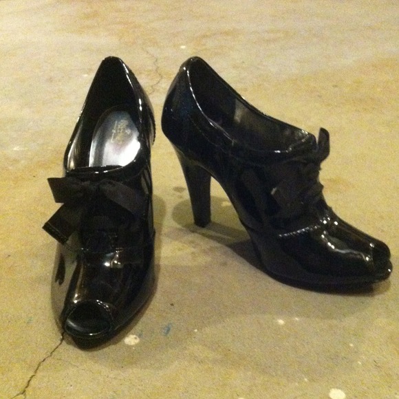 Mossimo black shiny booties