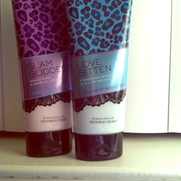 2vs indulgent body cream ++ two mini fragrances