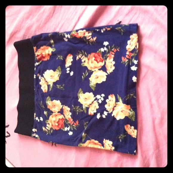 Floral mini skirt!