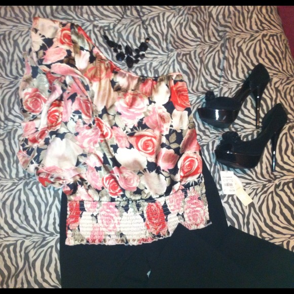 One shoulder foral top && new dressy black pants. - Picture 1 of 3
