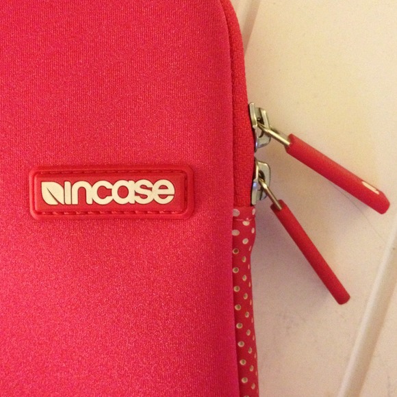 Hot pink iPad sleeve with zipper - Picture 2 of 3