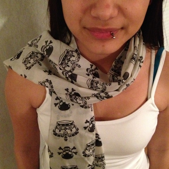 Reduced!!! cute Off white skull and crown scarf!!