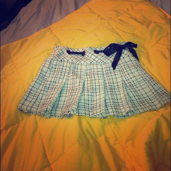Guess pleated skirt with satin ribbon.