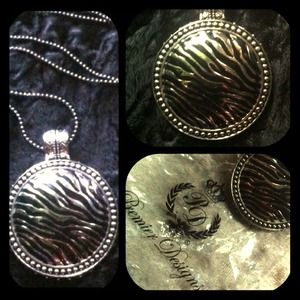 ⭐️HP⭐️Safari necklace magnetic  by Premier Designs