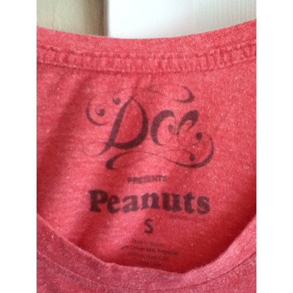 🚫SOLD Doe red snoopy and Woodstock tee! - Picture 2 of 4