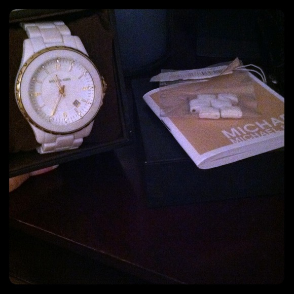 🔴SOLD🔴Michael Kors white acrylic watch