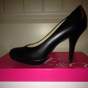 Worn only about 4 times.  Size 6.5. Black Pump.