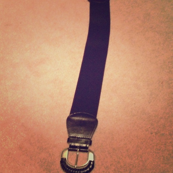 Cute belt that goes around mid waist :)
