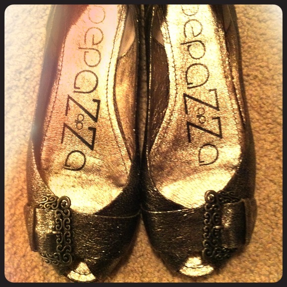 apepazza Shoes - Apepazza flats metallic grey Georgeous!