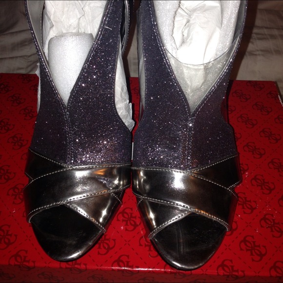 ✂REDUCED PRICE✂ Guess Heels - Picture 2 of 4