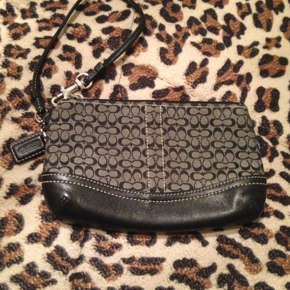 🚫Sold in bundle🚫Coach wristlet