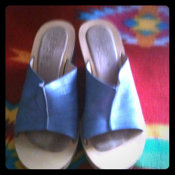 Look lean with wedgie Clark's indigo's, size 8