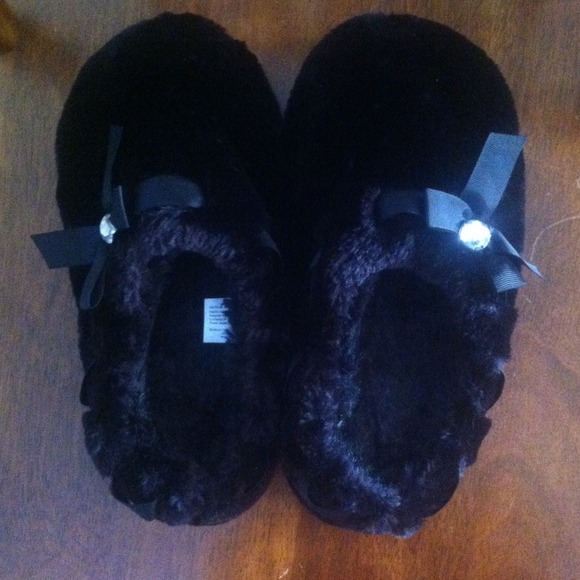 NWOT🌚Black fuzzy slippers💎