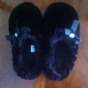NWOT🌚Black fuzzy slippers💎