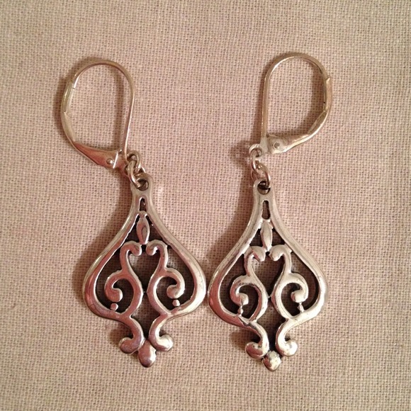 🔴SOLD🔴💖Classic lever back earrings💖