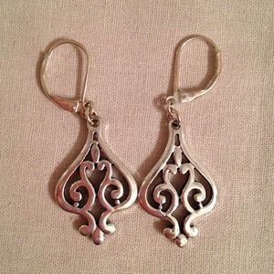 🔴SOLD🔴💖Classic lever back earrings💖